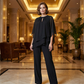 ✨ Elegantes zweiteiliges Set mit asymmetrischer mehrlagiger Bluse und weiter Hose. 🕊️
