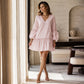 👗 Damen Gestreiftes V-Ausschnitt-Kleid mit langen Ballonärmeln – Lockerer Schnitt, fließender Stoff & femininer Look | Perfekt für warme Tage, Freizeit & elegante Anlässe – Jetzt -50%!