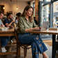 Weite Damenjeans mit Cut-Outs und Metallösen