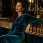 Elegantes Samtkleid mit Wasserfallkragen für Damen